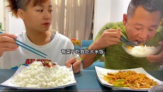 肉菜给他他不要，这不怪我吧#eating show#eating challenge#husband and wife eating food#eating#mukbang #asmr eating