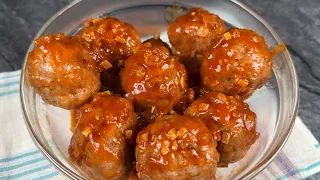 Minced pork and chicken meat balls in tomato-garlic sauce