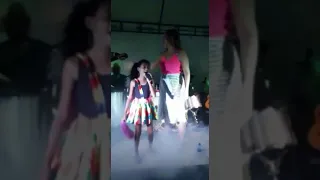 Allyda Victoria cantando a música mergulhar no azul piscina