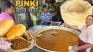 पिंकी के Mashoor chole भटूरे। Daily 1000+ plate । Meerut street Food India