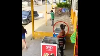 A woman saves a girl from kidnapping  😲