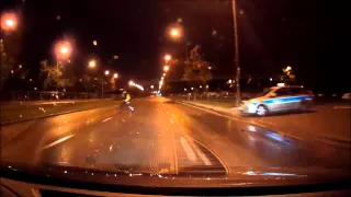 Policjant rzuca latarką w samochód