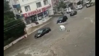 Ankara'da sağanak hayatı felç etti! Cadde ve sokaklar göle döndü