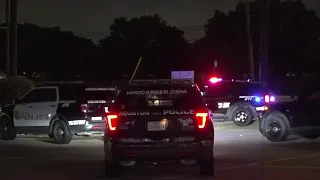 2 shot inside their truck during robbery in west Houston, suspect still at large