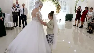 👰Знімання фати.Перетанцьовування з неодруженими. Кидає букет наречена.