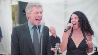 Jon Bon Jovi e Steven Tyler cantando em casamento e na rua