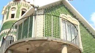 Житель Запорожья построил дом из бутылок