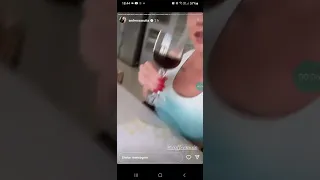 Andressa Suita toma um café sem açúcar e uma fruta Tamara pra acompanhar