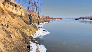 Береговая Рыбалка на спиннинг ранней весной. Ловля судака и Щуки на джиг у Обрыва