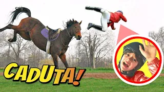 VLOG! SOFI È CADUTA DA CAVALLO SI È FATTA MALE e Moni ha avuto tanta paura Lezione finita male