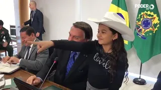 Bolsonaro recebe youtuber mirim durante reunião ministerial