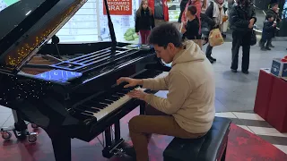 THOMAS KRÜGER – DARK AMÉLIE | Yann Tiersen (Public Piano in Shopping Center)