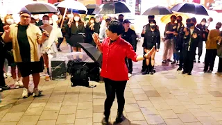 20220508 200155 RedCrew#레드크루(GangYong#강용&EunBi#은비&Lyyn#이린) with#다다다크루 Hongdae Busking 홍대 #SnowHorse