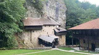 Монастырь XIII века в скале «Черная река» / «Црна река» / Горная деревня / Сербия, на границе Косово