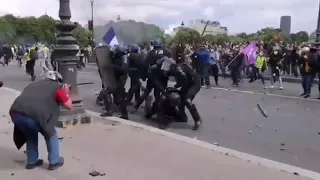 Полиция жёстко подавляет протесты в центре Парижа, где бастуют радикалы, медики, сторонники..