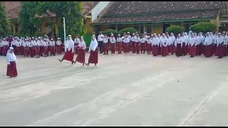 SISWI KELAS 1 SD JADI PEMIMPIN UPACARA DI SDN 1 SINAR BANTEN