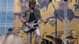 Keith Urban Free Concert 5/9/2016 Nashville, TN "Somewhere In My Car" & "Getting In The Way"