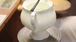 Как производится фарфоровая посуда. Отводка фарфорового чайника.