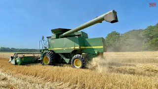 JOHN DEERE 9510 Combine Harvesting Wheat