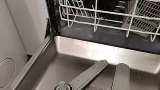 Посудомоечная машина течет. Посудомоечная плохо моет посуду. Разбрызгиватель не вращается.