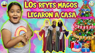 Abriendo regalos de LOS REYES MAGOS