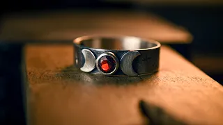 Making handmade jewelry out of sterling silver : the Nocturnia ring.