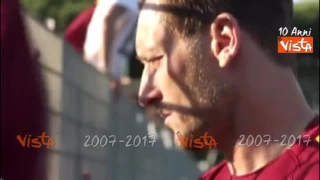 L'ultimo saluto di Totti ai tifosi durante un allenamento ufficiale