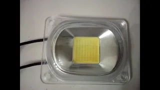 Светодиодный чип с объективом и отражателем