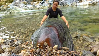 The girl dug out a large clam shell buried in the sand, opened it, and found many pearls inside