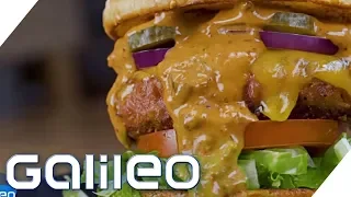 Nicht zu unterscheiden! Dieser Pflanzen-Burger schmeckt wie Fleisch | Galileo | ProSieben