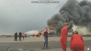 новое видео с место крушения самолета в Москве