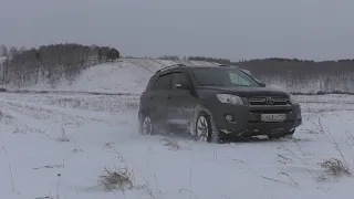 Тойота Рав 4 на легком бездорожье. Toyota Rav4 по снегу в горку.