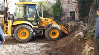 Jcb 4cx rakodógép - jcb 4cx földmunkagép szűk helyen munka közben - Munkagepelmeny.hu