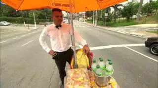 Rapaz vende água no trânsito como garçom