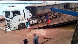 Várias carretas carregadas saindo da balsa,  Travessia da balsa rio tapajós  #balsa #caminhões