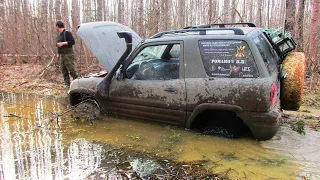 Two upgraded RAV4 on muddy roads in the spring forest