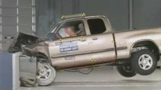 2001 Toyota Tundra moderate overlap IIHS crash test