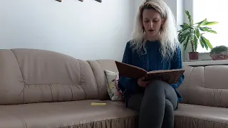 Pani knihovníčka Barborka z Považskej knižnice číta rozprávku "O železnom Jankovi", Čítame z domu