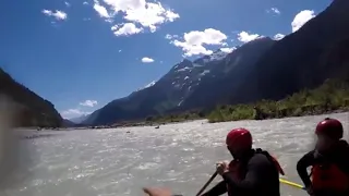 Terrifying Moment When a Grizzly Bear Charges at Kayakers