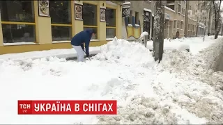 Сніг паралізував рух на вулицях столиці