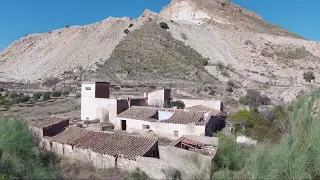 Exploración en una gran Cortijada abandonada a los pies de una cantera. URBEX