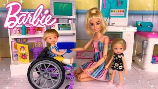 Barbie Family Hospital Story - Tommy Breaks His Leg