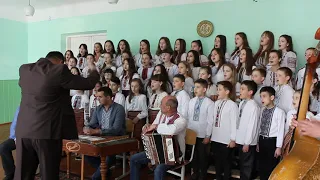 Не  ходила  на  вулицю.  Виконує  хор  Яблунівського  ліцею.  08.05.2019  року