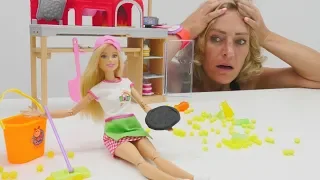 Puppenvideo für Kinder. Nicoles Arbeitsagentur. Barbie versucht sich als Pizzabäckerin