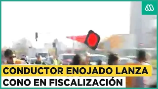 Conductor enojado lanza cono durante fiscalización en Santiago