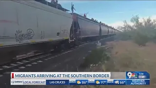 VIDEO: Hundreds of migrants atop train arrive in Juarez