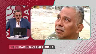 Jorge Garralda felicita a Javier Alatorre por 26 años de trayectoria. | A Quien Corresponda