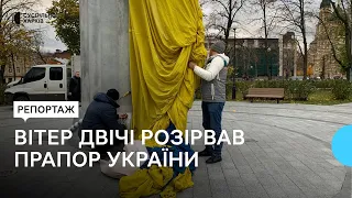 У Харкові замінюють державний прапор на стометровому флагштоку: його двічі порвав вітер