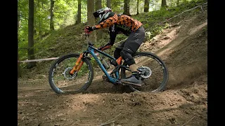 Slashing rock's and root's in Czech enduro race