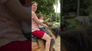 Arthur andando de cavalo com a mamãe